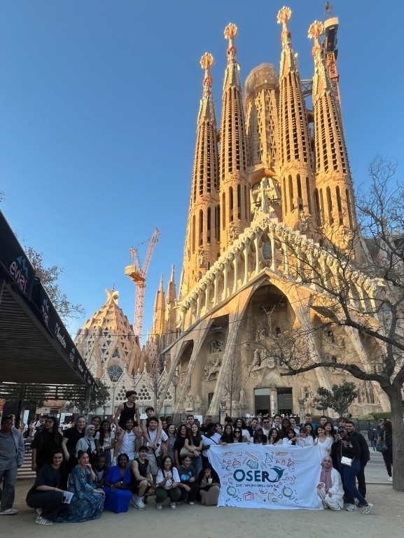 Photo des tutorés à Focus 2024 devant la Sagrada Familia
