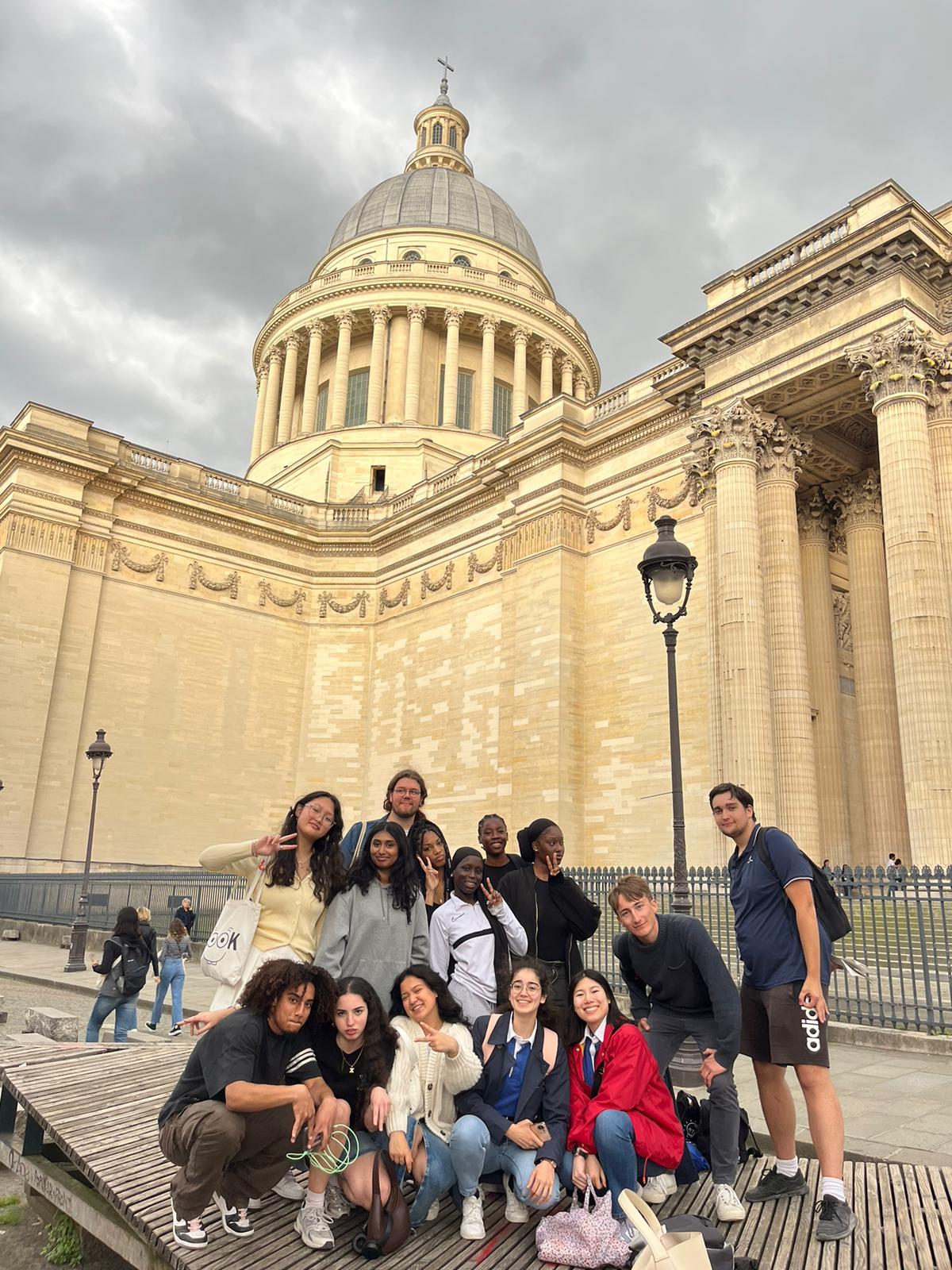 Photo devans le panthéon, fin de la sortie jeu de piste 2023-2024